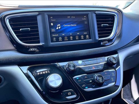 Used 2018 Chrysler Pacifica Touring Plus w/ Tire & Wheel Group FWD image 36