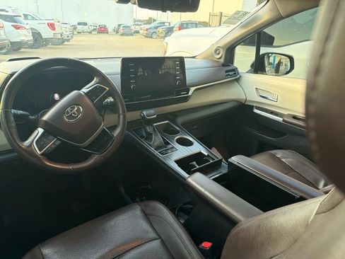 Used 2022 Toyota Sienna Platinum FWD image 7