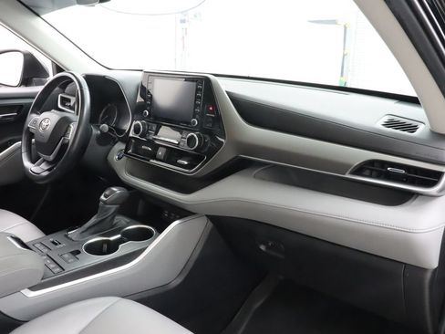Used 2022 Toyota Highlander XLE AWD/4WD image 27