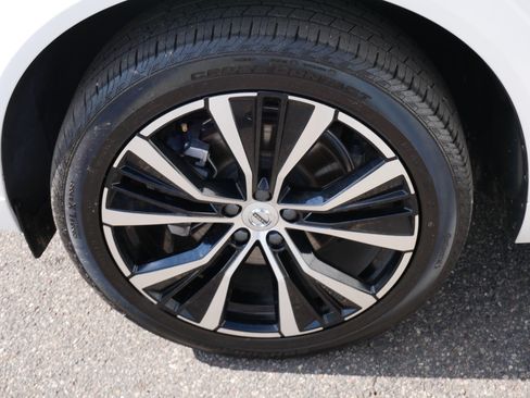 Used 2025 Volvo XC60 B5 Plus AWD/4WD image 15