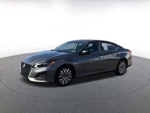 Used 2025 Nissan Altima 2.5 SV FWD image 8