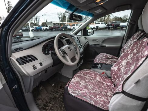 Used 2012 Toyota Sienna LE w/ Towing Pkg image 10