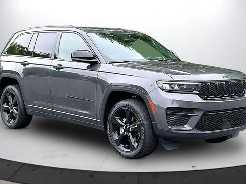 Certified 2023 Jeep Grand Cherokee Altitude AWD/4WD image 2