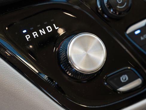 Used 2024 Chrysler Pacifica Touring-L image 11