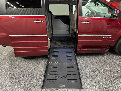 Used 2015 Chrysler Town & Country Touring-L w/ Driver Convenience Group image 27