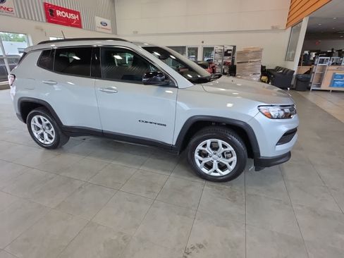 Used 2024 Jeep Compass Latitude AWD/4WD image 7