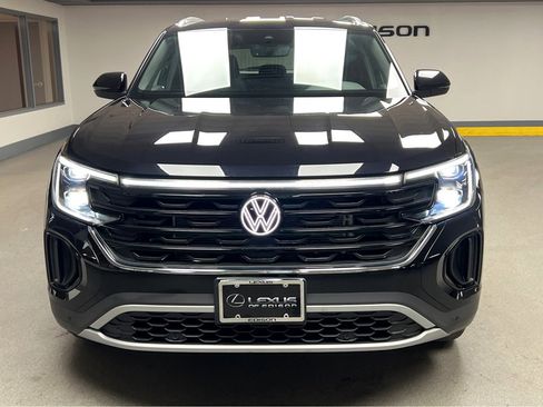 Used 2025 Volkswagen Atlas Cross Sport SE w/ Black Wheel Package image 2