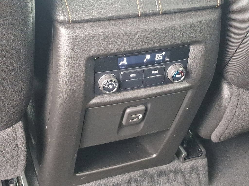 Certified 2021 Chevrolet Traverse LT FWD image 11