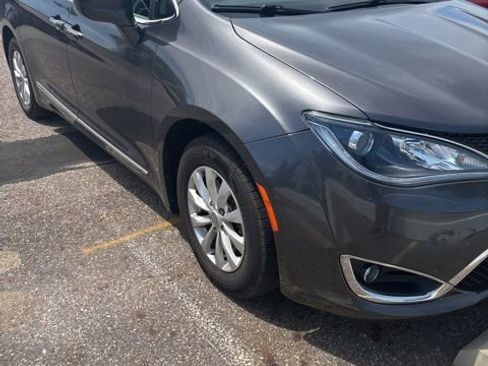 Used 2018 Chrysler Pacifica Touring-L FWD image 2