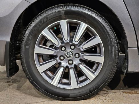 Used 2018 Toyota Sienna Limited image 17