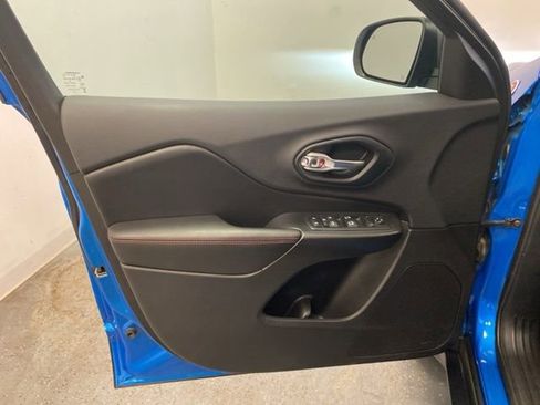 Used 2019 Jeep Cherokee Trailhawk w/ Comfort/Convenience Group AWD/4WD image 21