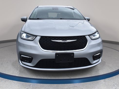 Used 2023 Chrysler Pacifica Touring-L FWD image 3
