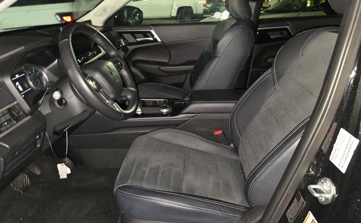 Used 2025 Mitsubishi Outlander AWD image 6