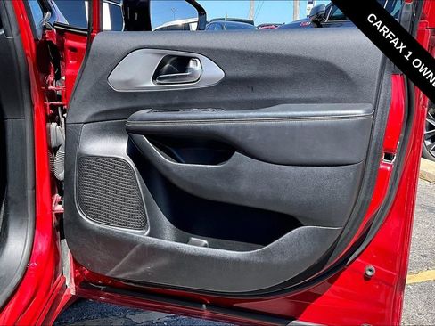 Used 2025 Chrysler Pacifica Limited FWD image 28