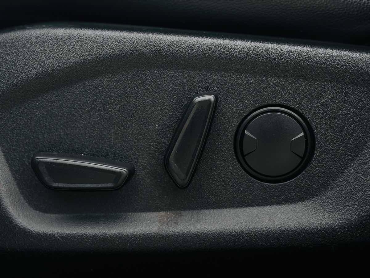 Used 2019 Ford Explorer XLT w/ Equipment Group 202A AWD/4WD image 31