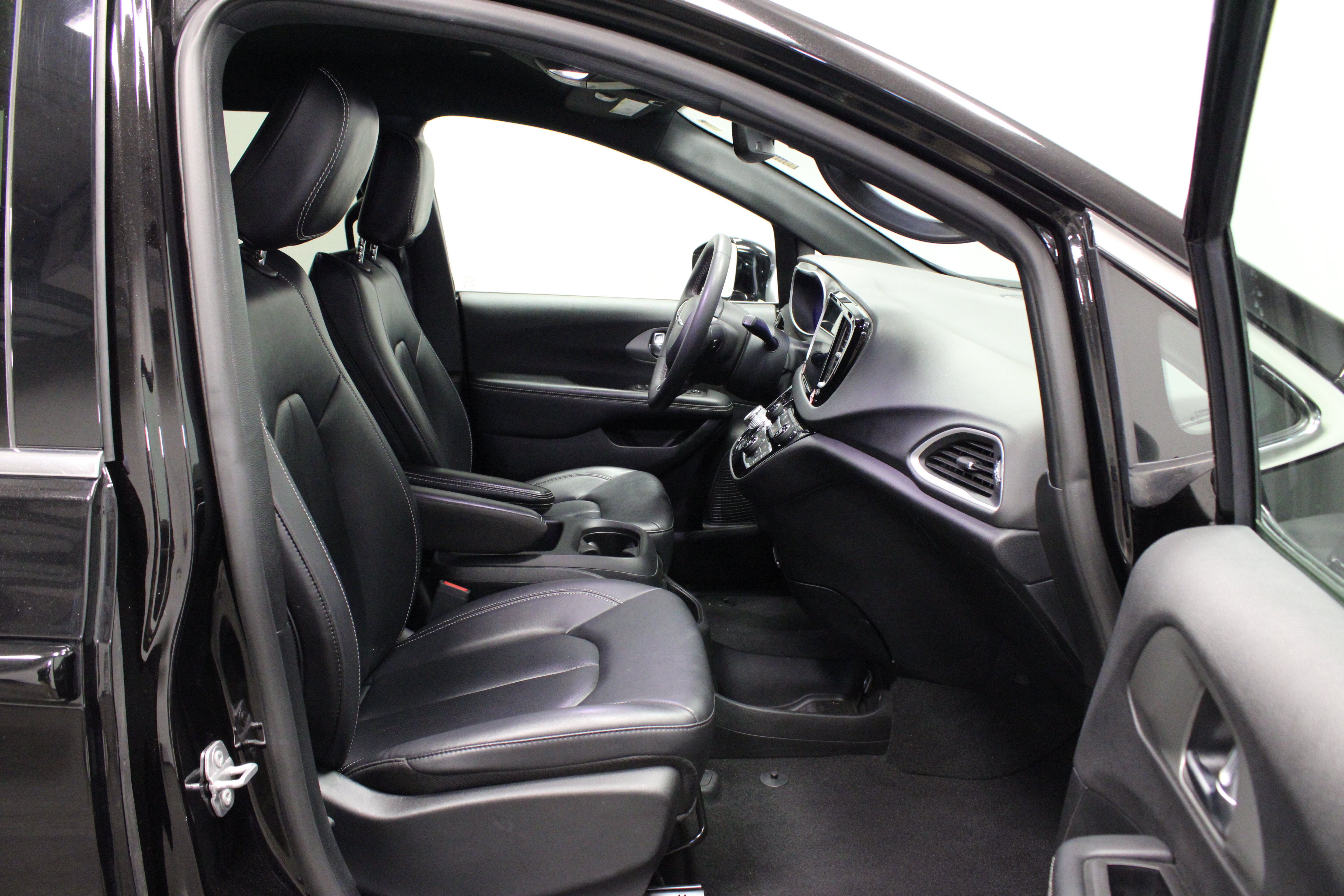 Used 2025 Chrysler Pacifica Select FWD image 14