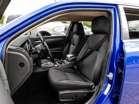 Used 2019 Chrysler 300 Touring w/ Chrome Appearance Package RWD image 34