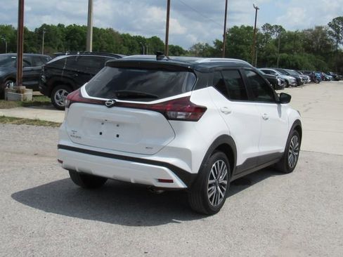 Used 2023 Nissan Kicks SV image 3