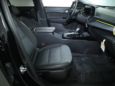 Used 2025 Chevrolet Trax LT w/ Driver Confidence Package FWD image 34