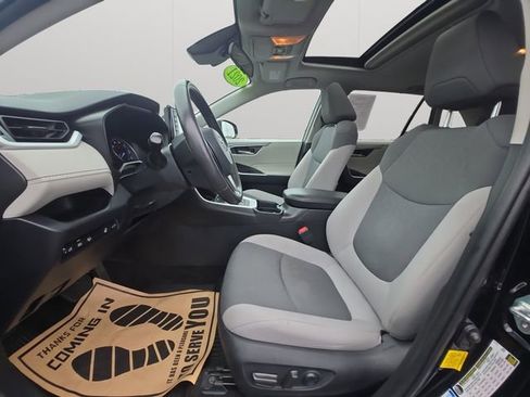 Used 2021 Toyota RAV4 XLE w/ Convenience Package image 9