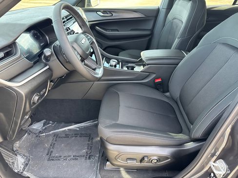 New 2025 Jeep Grand Cherokee Laredo w/ MOPAR Finishing Package image 9