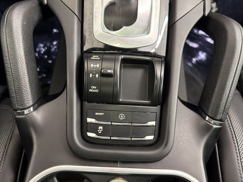 Used 2017 Porsche Cayenne image 31
