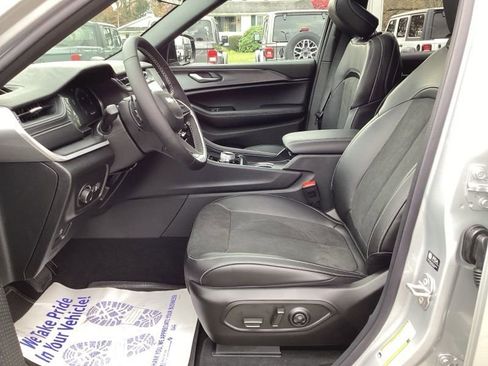 New 2025 Jeep Grand Cherokee Altitude image 28