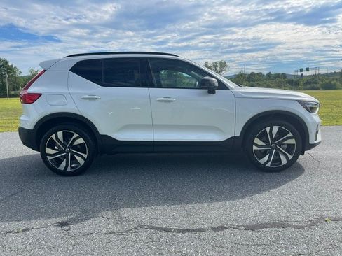 Used 2025 Volvo XC40 B5 Plus AWD/4WD image 5