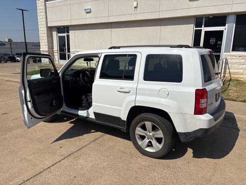 Used 2017 Jeep Patriot Latitude image 2