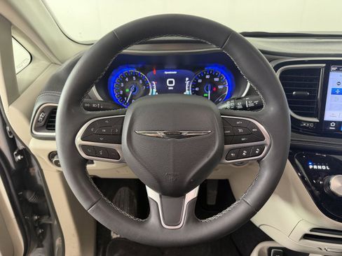 Used 2023 Chrysler Pacifica Touring-L AWD/4WD image 4