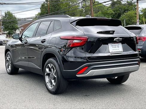 Used 2025 Chevrolet Trax LT w/ Sunroof Package FWD image 4