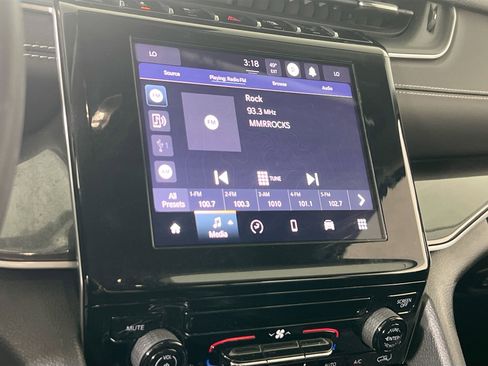 Used 2023 Jeep Grand Cherokee Laredo AWD/4WD image 14