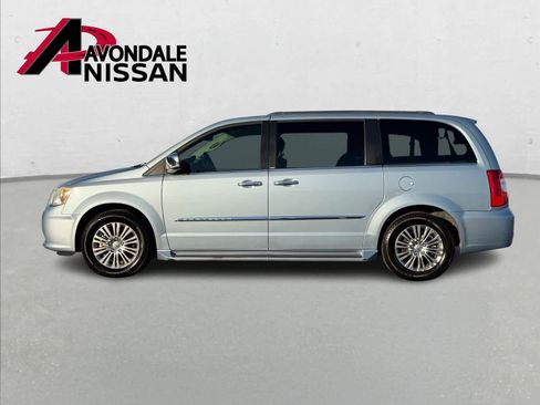 Used 2013 Chrysler Town & Country Touring-L w/ Driver Convenience Group image 3