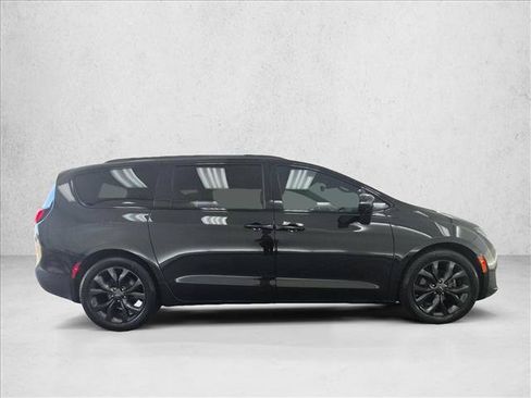 Used 2020 Chrysler Pacifica Limited w/ Quick Order Package 27H Red S FWD image 4