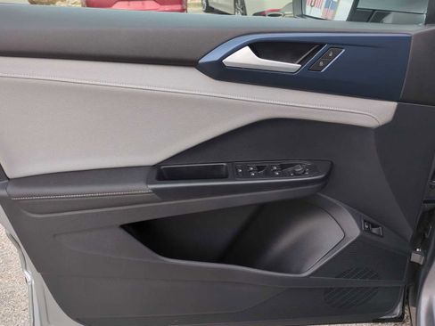 Used 2024 Volkswagen Taos SE image 21