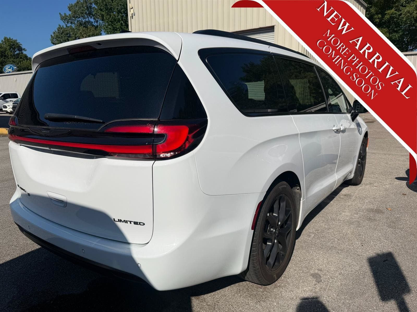 Used 2025 Chrysler Pacifica Limited FWD image 7