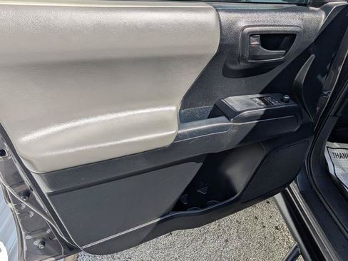 Used 2017 Toyota Tacoma SR AWD/4WD image 6