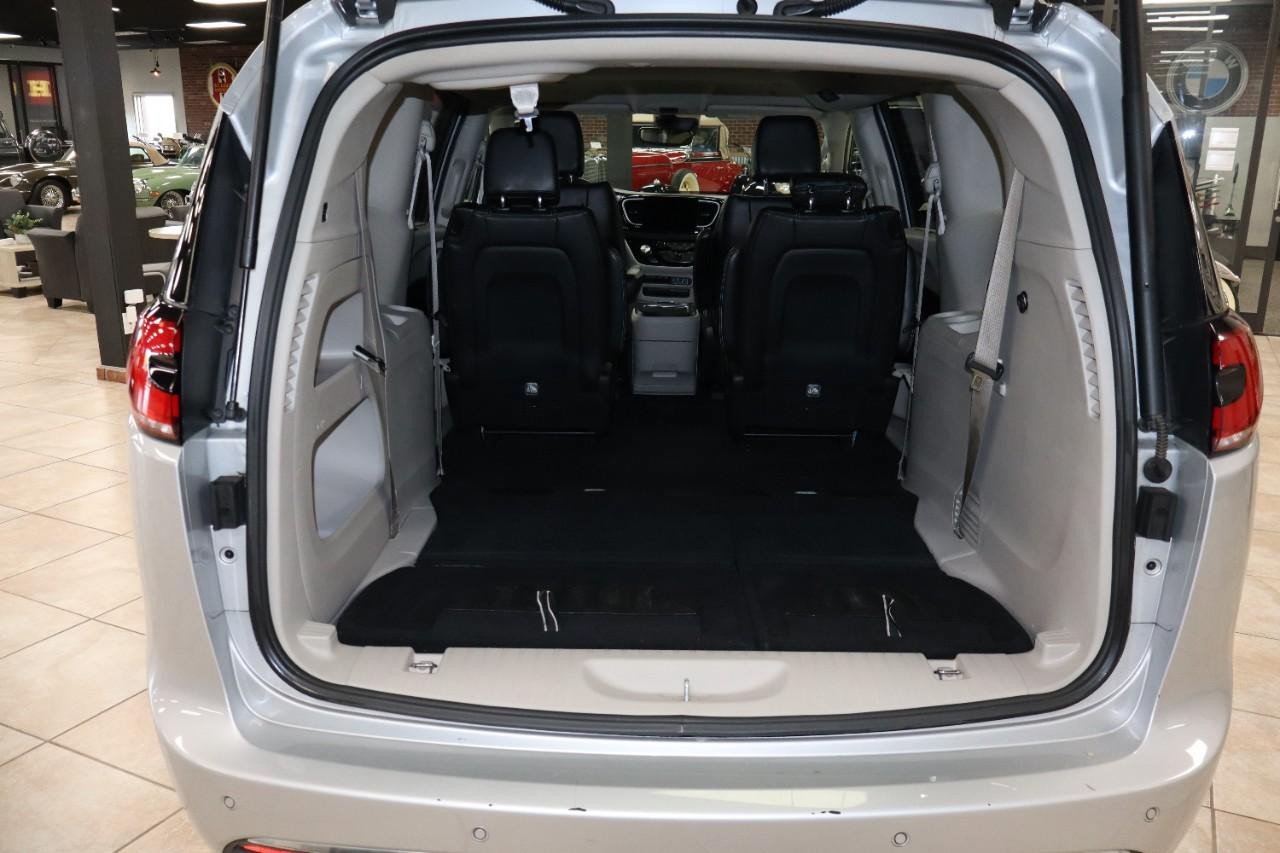 Used 2024 Chrysler Pacifica Touring-L FWD image 6