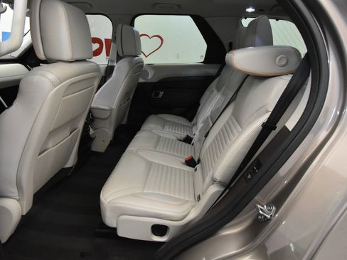 Used 2017 Land Rover Discovery HSE Luxury image 2