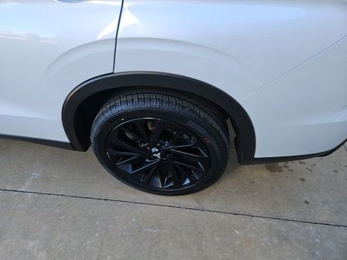 Used 2024 Mitsubishi Outlander SE Black Edition image 11