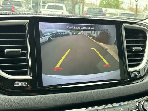 Used 2023 Chrysler Pacifica Touring-L image 17