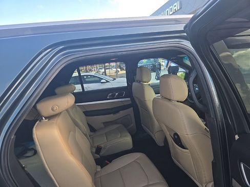 Used 2016 Ford Explorer XLT w/ Equipment Group 202A image 10