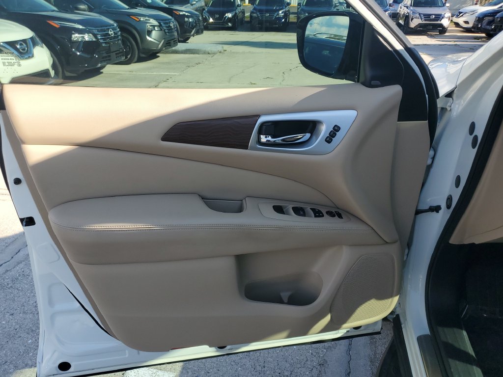 Used 2017 Nissan Pathfinder Platinum FWD image 27