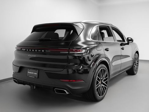 Certified 2025 Porsche Cayenne image 12