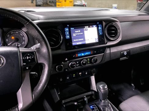 Certified 2017 Toyota Tacoma TRD Off-Road w/ Premium & Technology Package AWD/4WD image 7