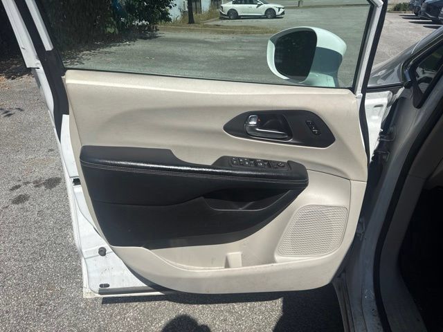 Used 2022 Chrysler Pacifica Touring-L FWD image 11