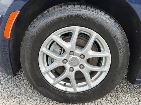 Used 2020 Chrysler Pacifica Touring-L FWD image 11