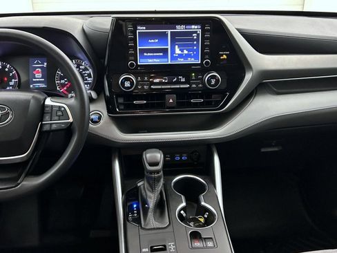 Used 2022 Toyota Highlander L FWD image 12