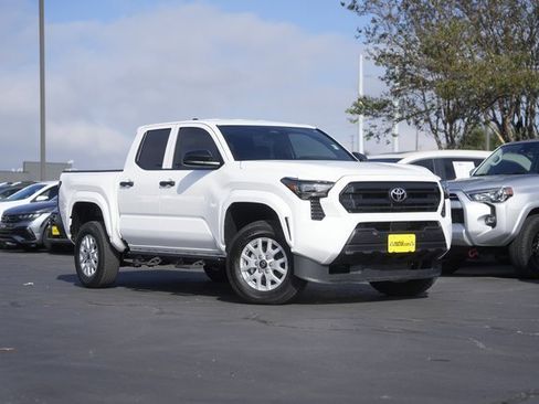 Used 2025 Toyota Tacoma SR image 2
