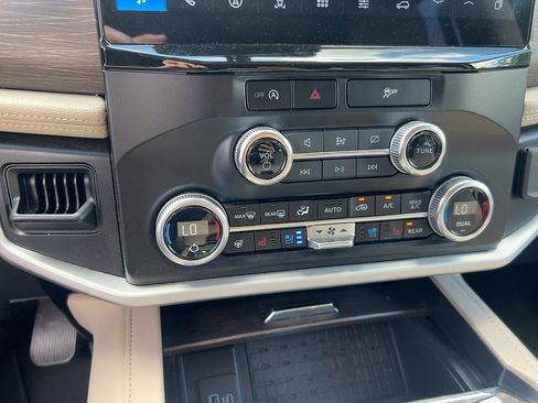 Used 2024 Ford Expedition Limited AWD/4WD image 10